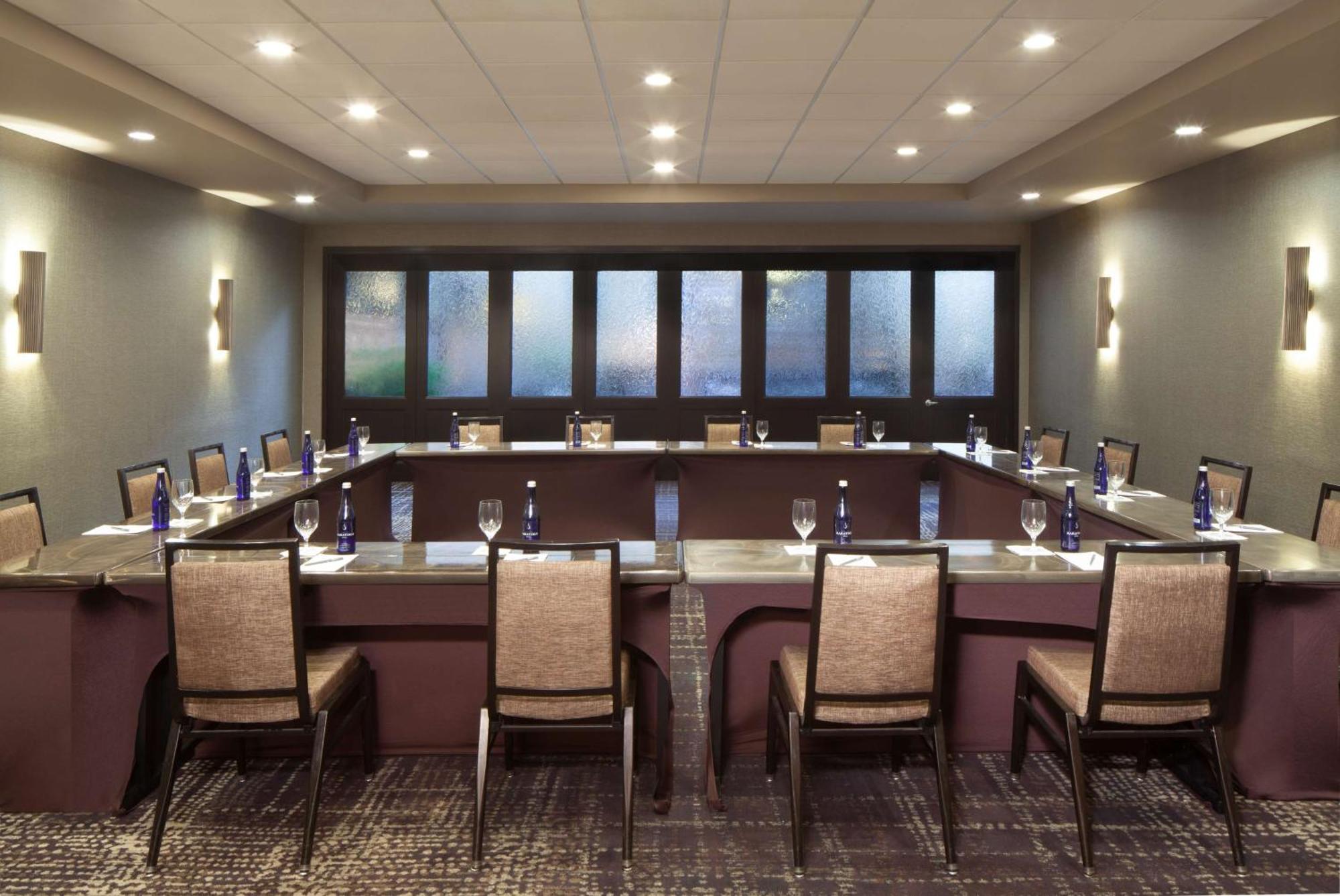 Embassy Suites By Hilton Philadelphia Airport Экстерьер фото