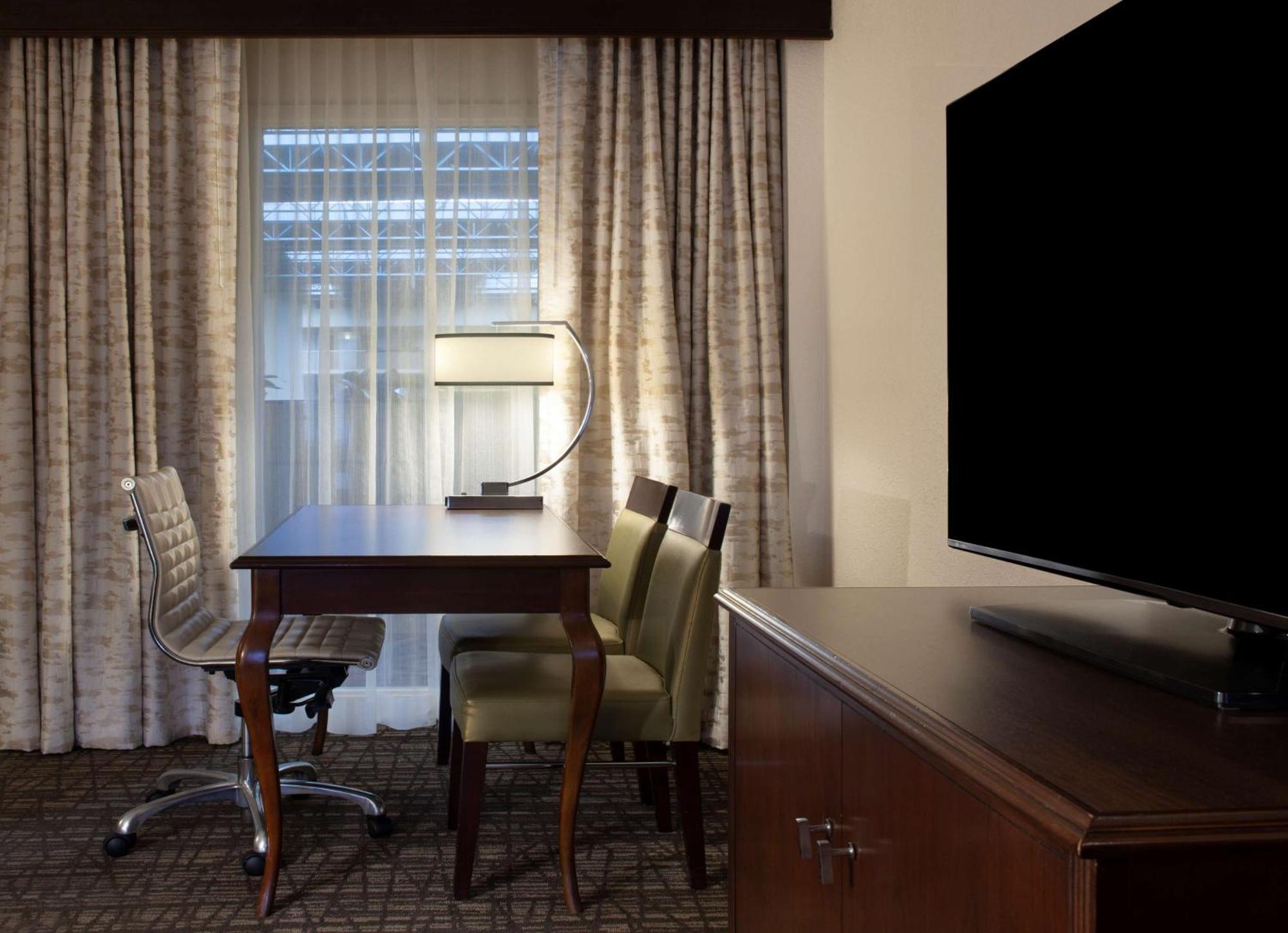 Embassy Suites By Hilton Philadelphia Airport Экстерьер фото