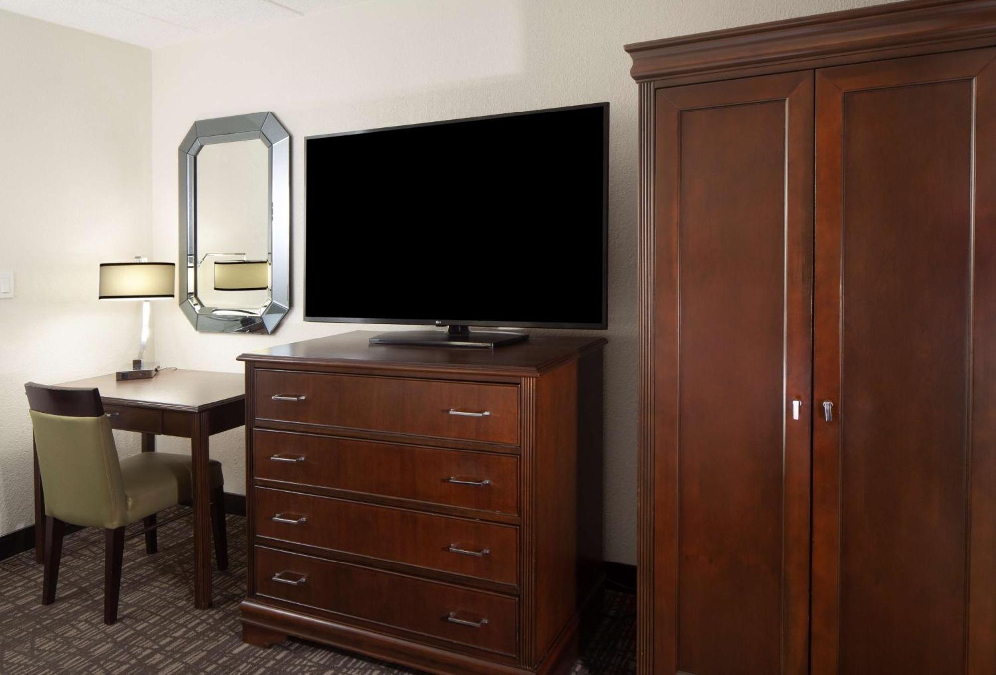 Embassy Suites By Hilton Philadelphia Airport Экстерьер фото
