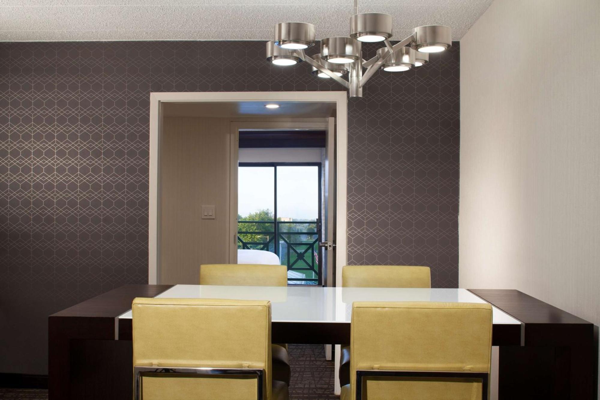 Embassy Suites By Hilton Philadelphia Airport Экстерьер фото